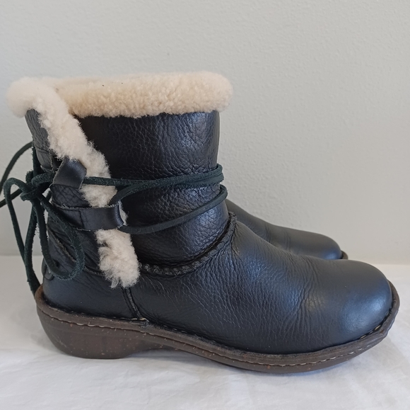 Ugg Rianne winter boots women's black leather sheepskin lined ankle size 7 - Picture 6 of 13